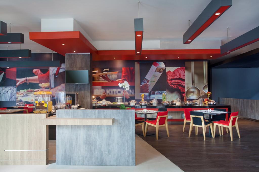 Ibis Makassar City Center Buitenkant foto