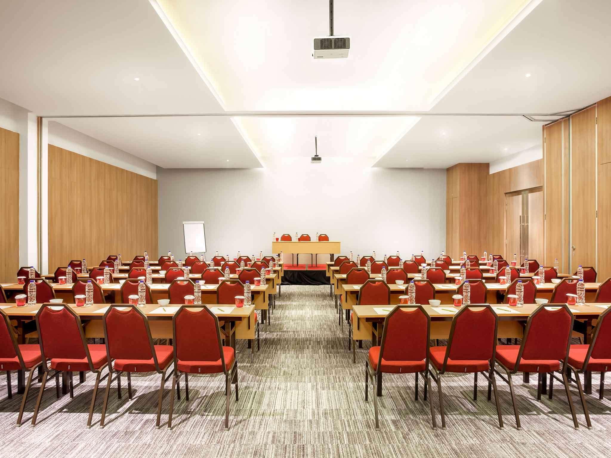 Ibis Makassar City Center Buitenkant foto