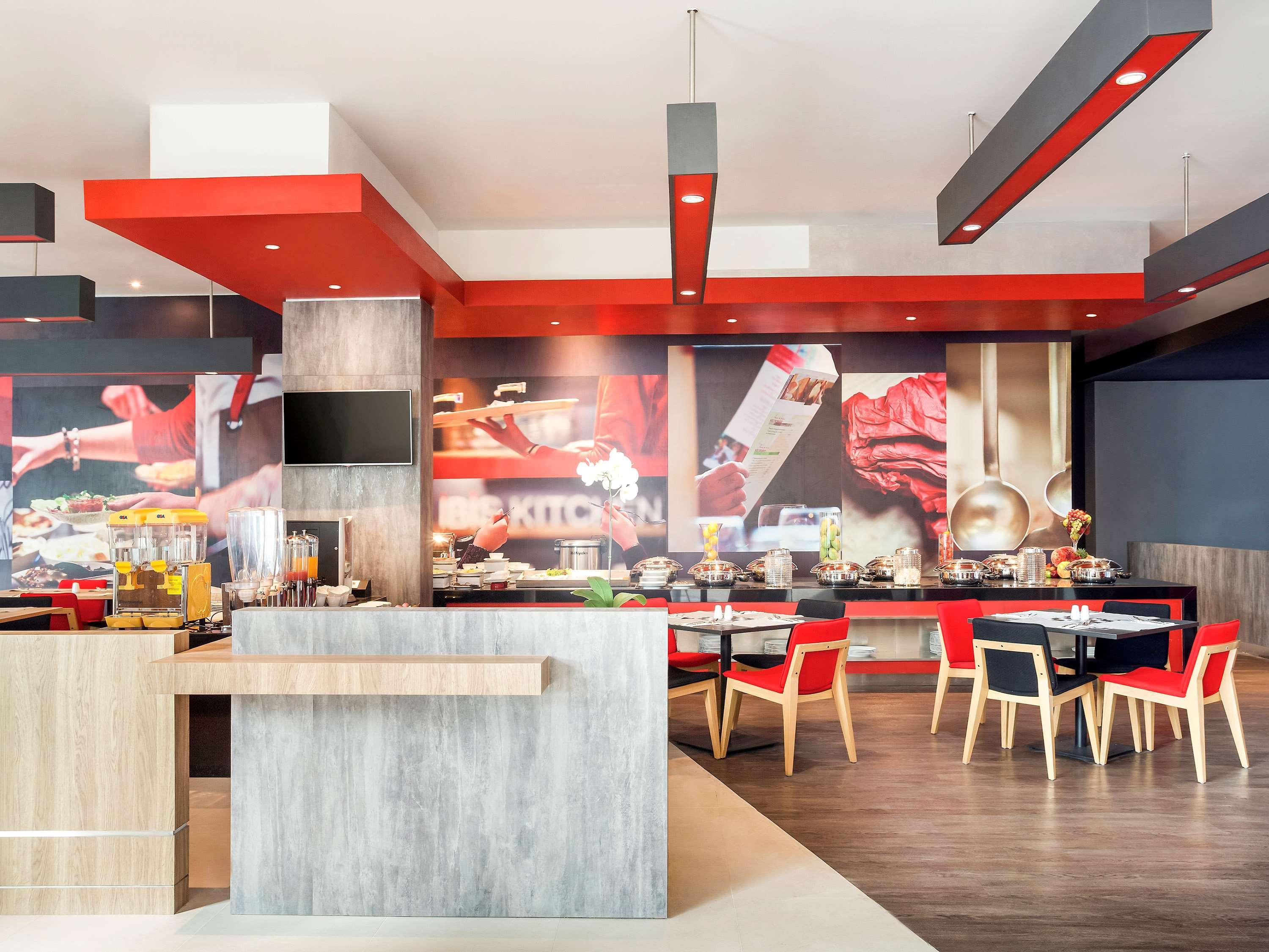 Ibis Makassar City Center Buitenkant foto