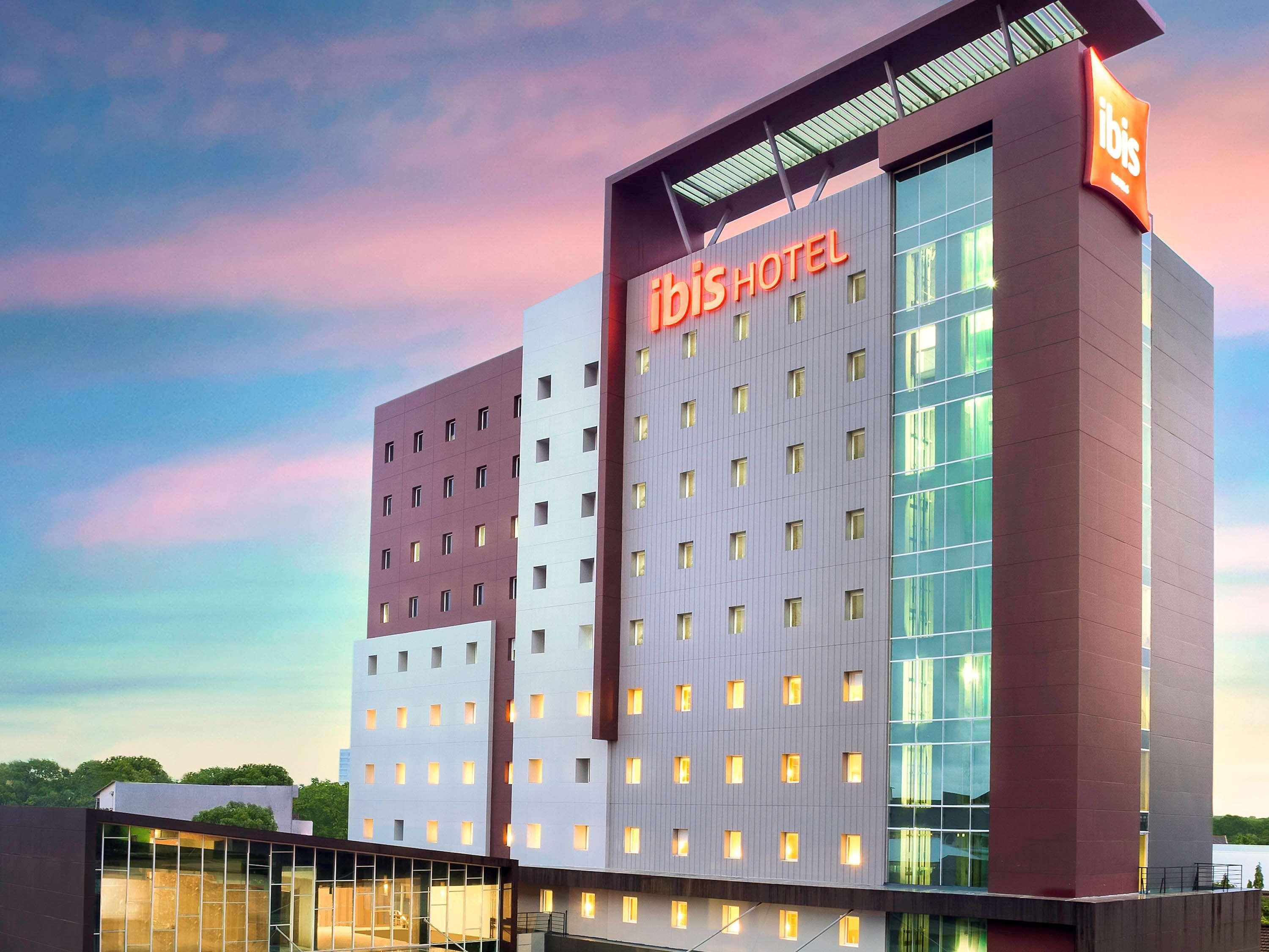 Ibis Makassar City Center Buitenkant foto