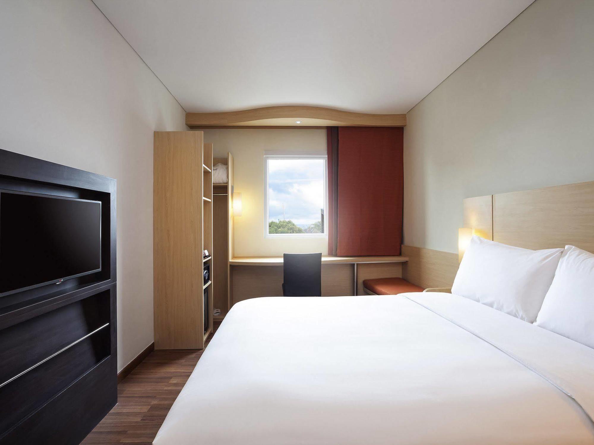 Ibis Makassar City Center Buitenkant foto