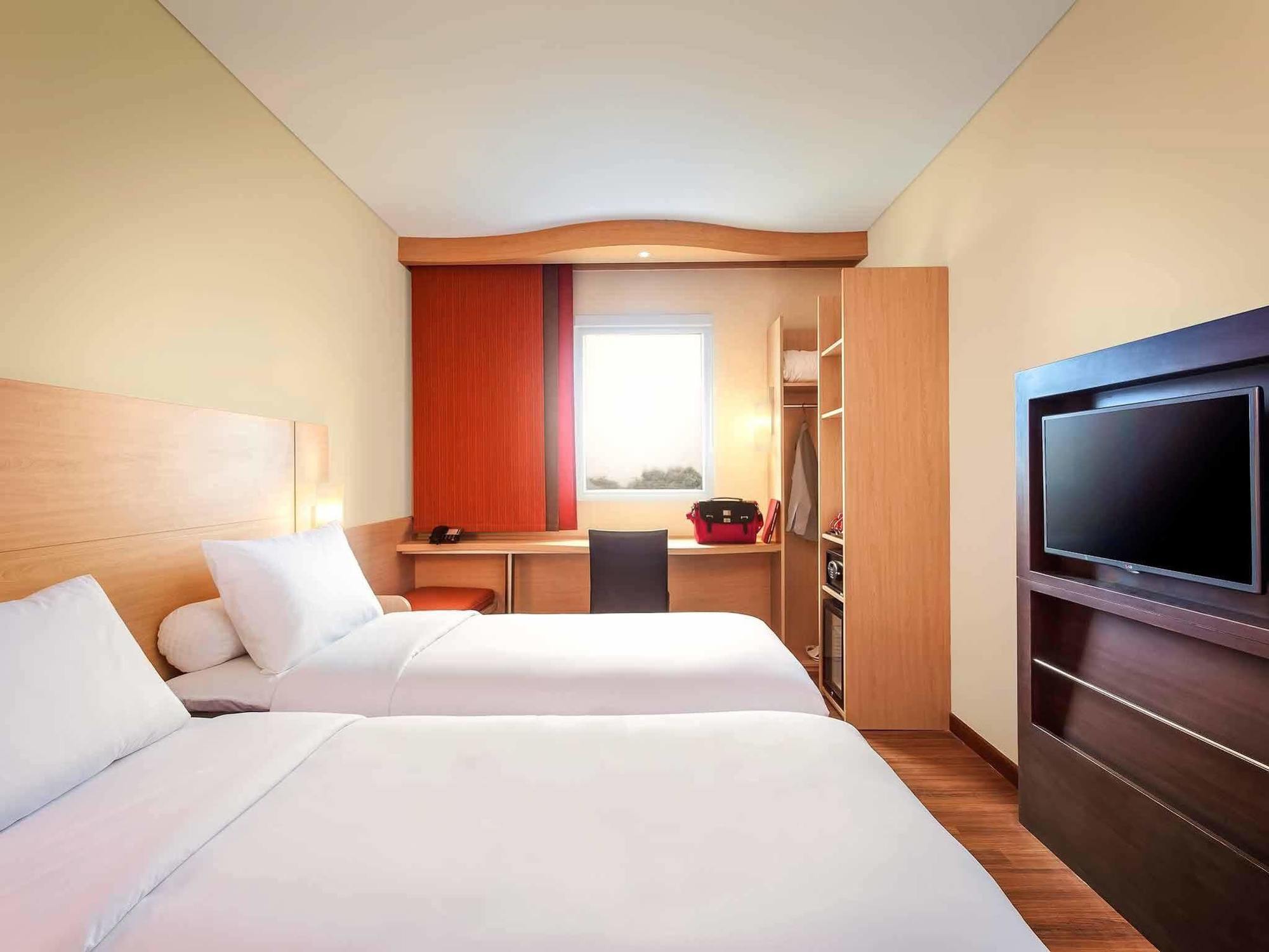 Ibis Makassar City Center Buitenkant foto